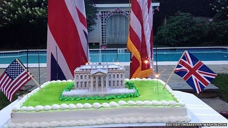 No bolo da Embaixada britânica, Casa Branca aparece cercada por velas de faíscas