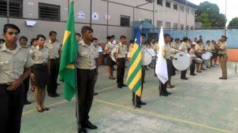 Escola implantou disciplina da cartilha militar e alega ter acabado com os casos de violência