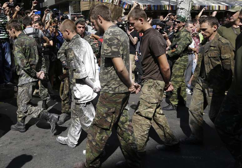<p>Prisioneiros dos separatistas pró-Rússia são forçados a desfilar pelas ruas de Donetsk em 24 de agosto</p>