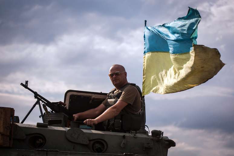Soldado ucraniano em tanque no leste do país; nesta segunda-feira, dez soldados russos foram capturados em território ucraniano