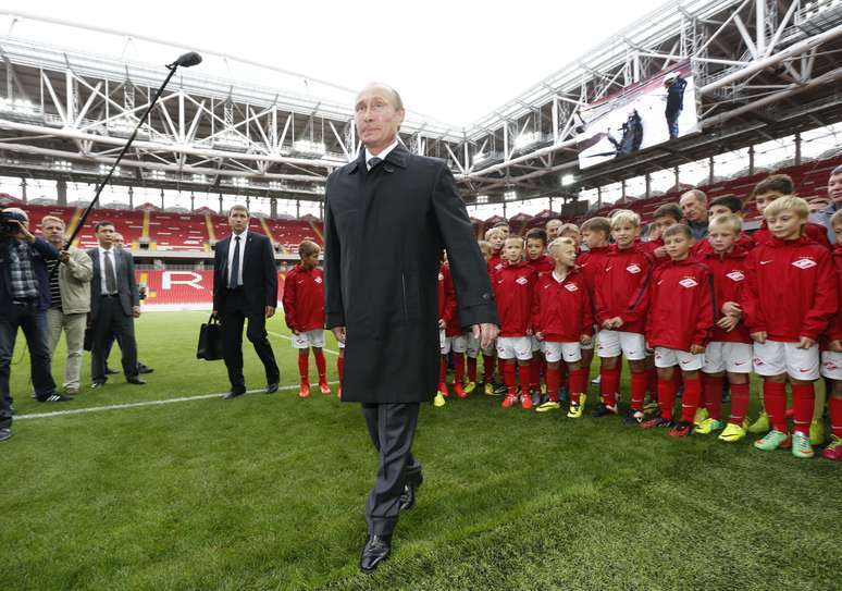 Único fora da Rússia, estádio erguido no pântano é inaugurado para a Copa