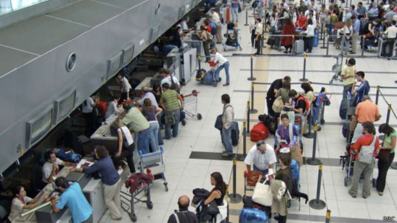 <p>Greve geral convocada para quinta afeta aeroportos na Argentina</p>
