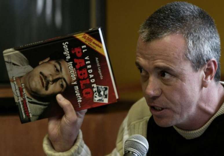 <p>Popeye com um livro sobre Pablo Escobar</p>