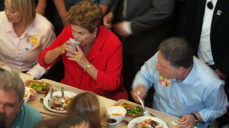 <p>Dilma toma refresco a base de guaraná natural ao lado de Garotinho</p>