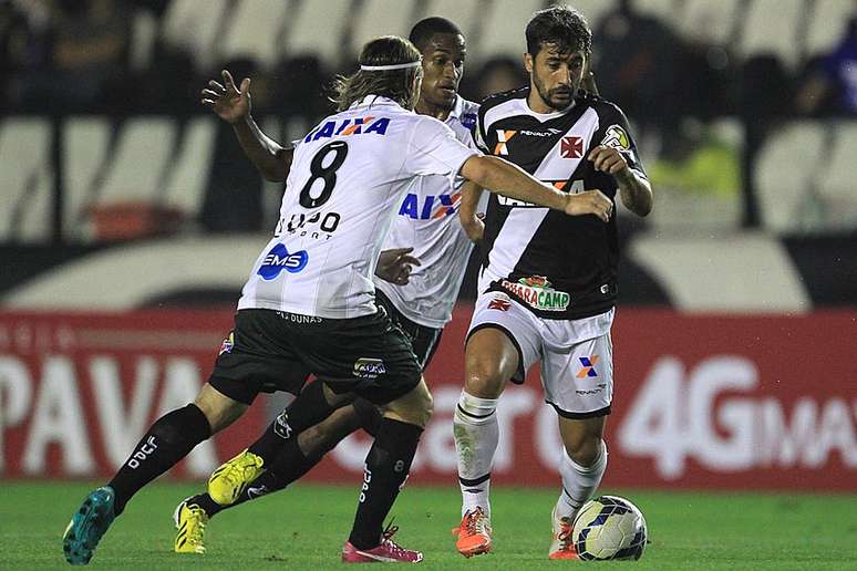 Douglas tenta jogada no duelo entre Vasco e ABC pela Copa do Brasil
