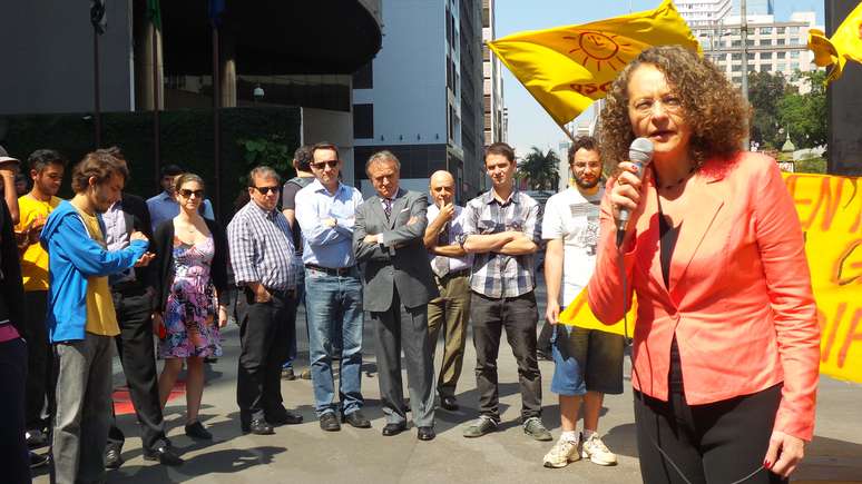 Luciana Genro, candidata do Psol à presidência, em panfletagem na Avenida Paulista, em São Paulo, com militantes e uns poucos curiosos