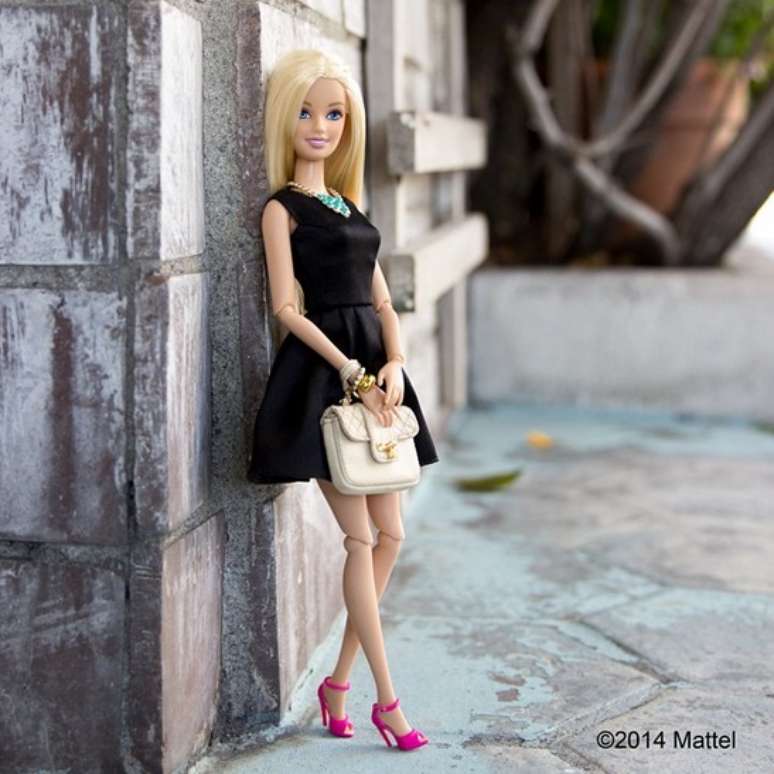 Barbie está no Instagram e mostra pretinho básico incrementado com acessórios variados