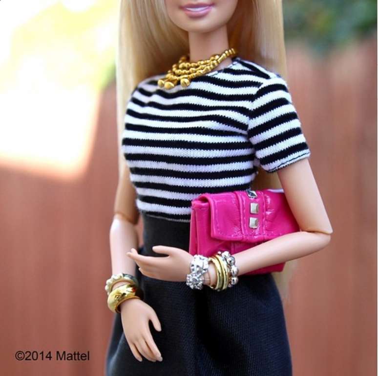 Barbie também exibe no Instagram blusa listrada, outra tendência da moda