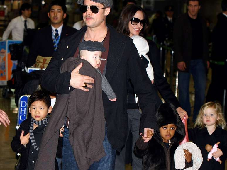 <p>Angelina Jolie e Brad Pitt t&ecirc;m seis filhos</p>