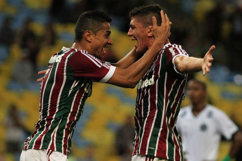 Cícero e Edson comemoram gol do Fluminense