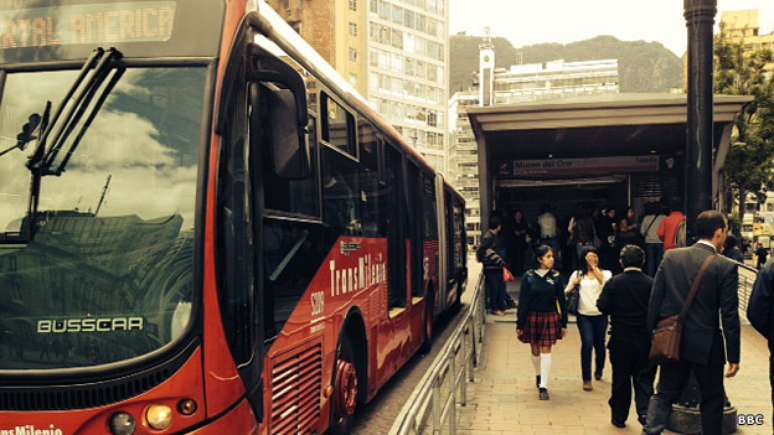 <p>O sistema Transmilenio de ônibus transporta cerca de 2 milhões de passageiros por dia</p>