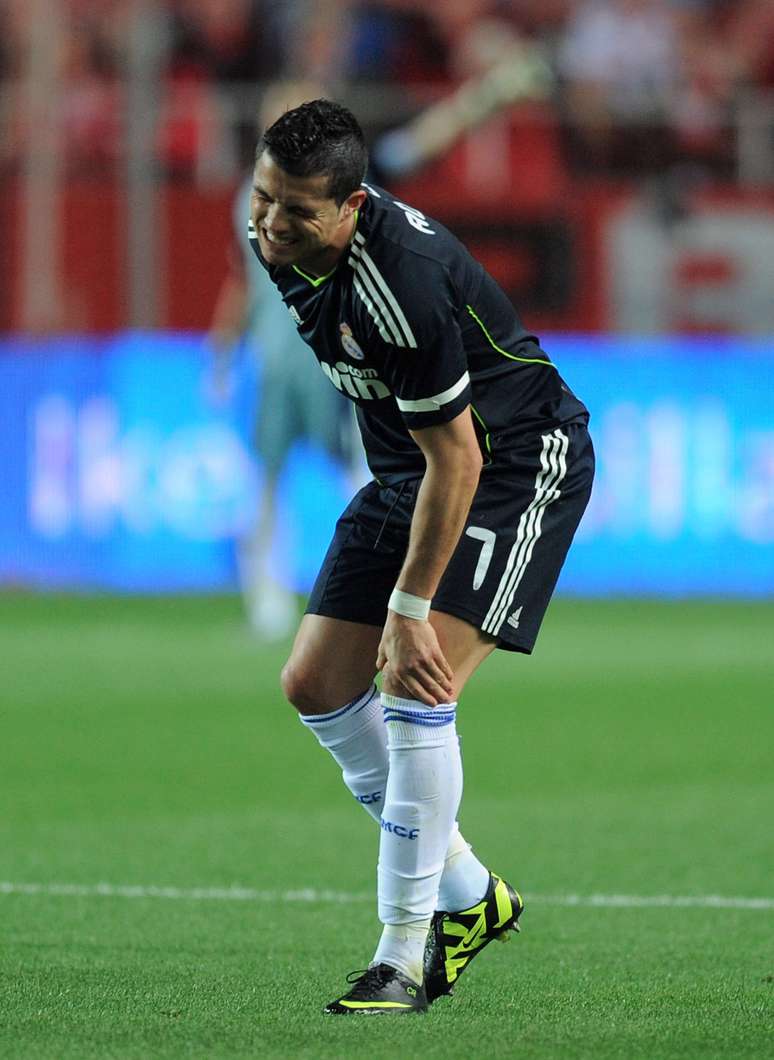 Cristiano Ronaldo sente o joelho em jogo disputado em 2011; problema antigo e recorrente