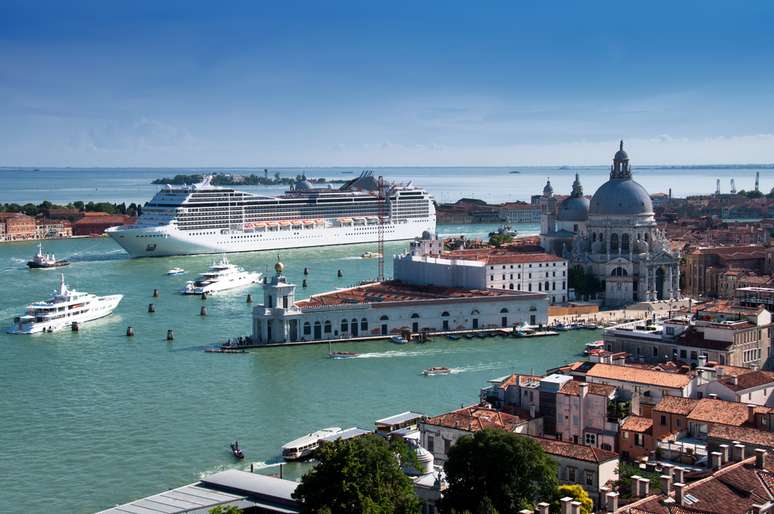 Navios com mais de 96 mil toneladas devem ser proibidos de navegarem pelo Canal de Giudecca, em Veneza, para evitar danos ao meio ambiente e ao patrimônio histórico da cidade