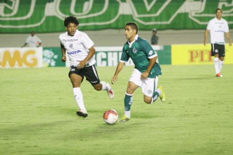 Douglas em ação pelo Goiás contra o Bragantino de Romarinho em 2011