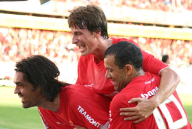 Léo e Fernandão comemoram gol no Internacional, onde tiveram um relacionamento de pai e filho