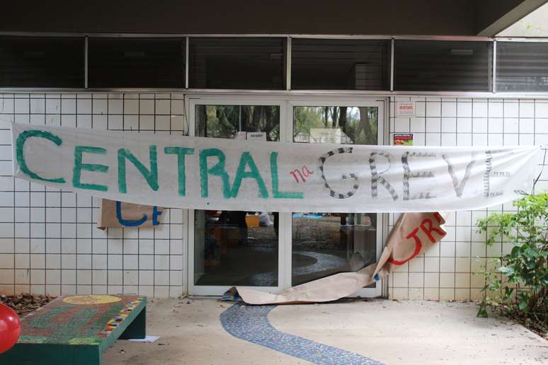 <p>Parte dos professores, funcion&aacute;rios e estudantes da USP est&atilde;o em greve h&aacute; mais de tr&ecirc;s meses, desde 27 de maio</p>