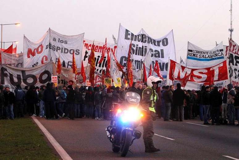 Trabalhadores e membros de partidos políticos fecham rodovia de Buenos Aires durante greve geral de 24 horas na Argentina. 28/08/2014