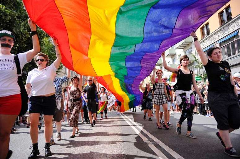 Participantes exibem bandeira durante a parada gay anual em Estocolmo, na Suécia, no início de agosto. 02/08/2014