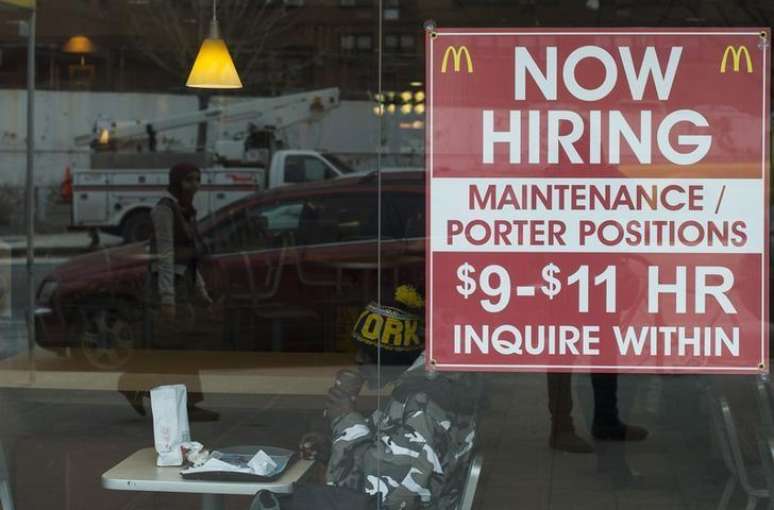 <p>Placa anuncia vaga de emprego em um restaurante McDonalds, em Nova York</p>