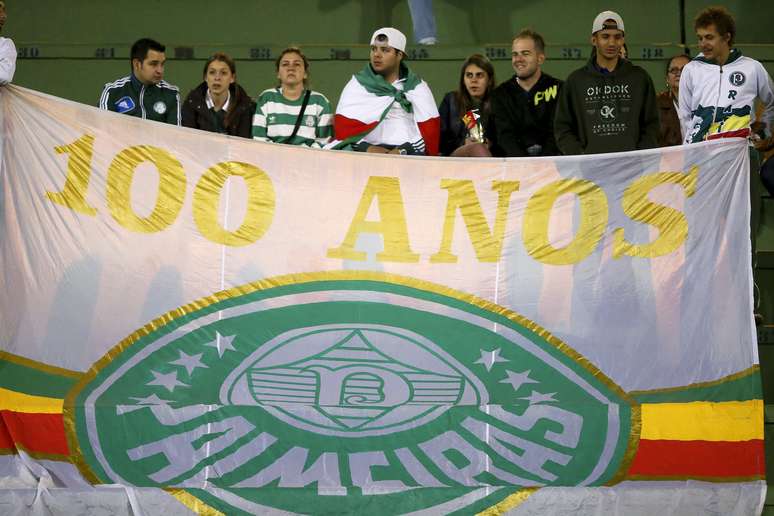 Torcedores comemoram centenário do Palmeiras no Pacaembu