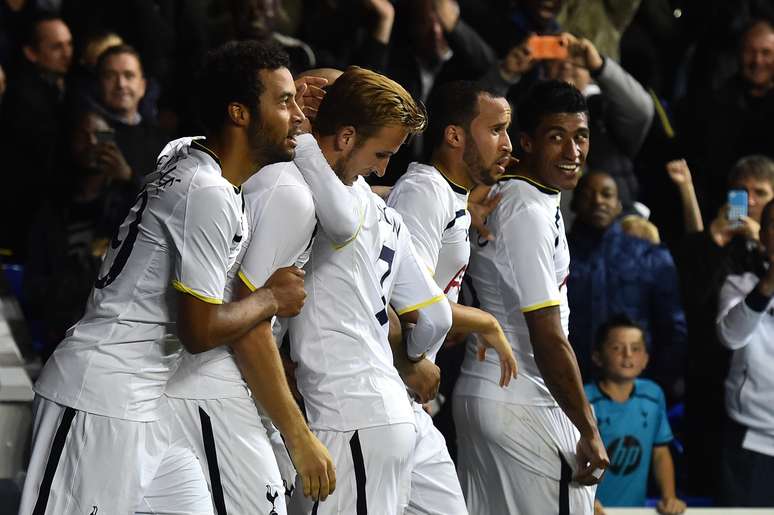 Jogadores do Tottenham comemoram vitória e vaga na Liga Europa