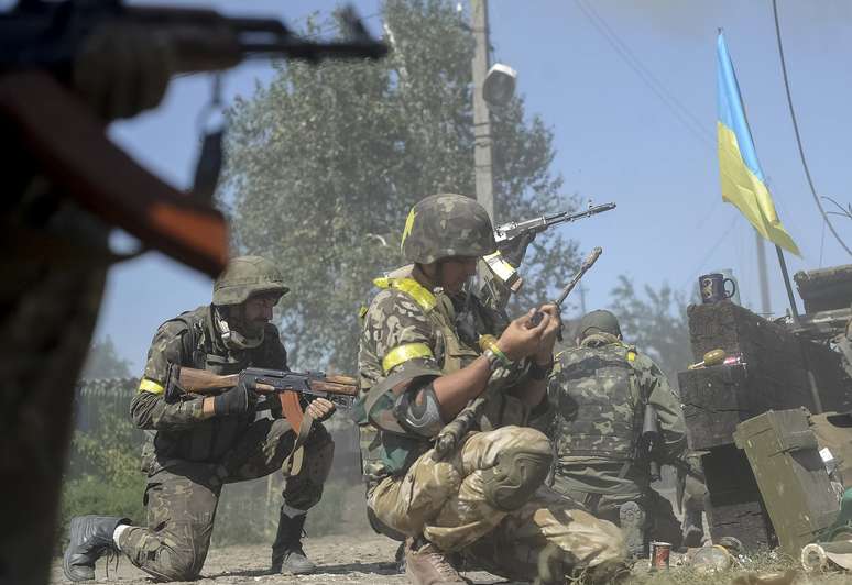 <p>Tropas ucranianas em posi&ccedil;&atilde;o de&nbsp;combate&nbsp;na cidade de&nbsp;Ilovaysk, em 26 de agosto&nbsp;</p>