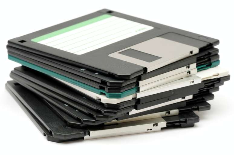 <p>Com apenas 1,44 MB de capacidade, o custo e o desempenho dos disquetes se tornaram desvantajosos em comparação com as mídias óticas graváveis e regraváveis.</p><p> </p>