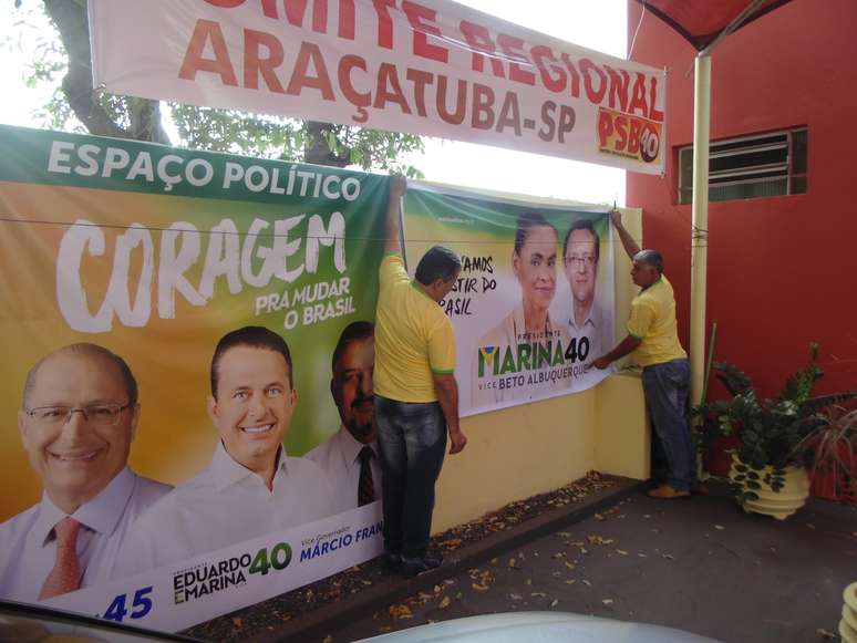 Banners em apoio à Alckmin dividem espaço com os de Marina Silva no comitê do PSB em Araçatuba, no interior de São Paulo