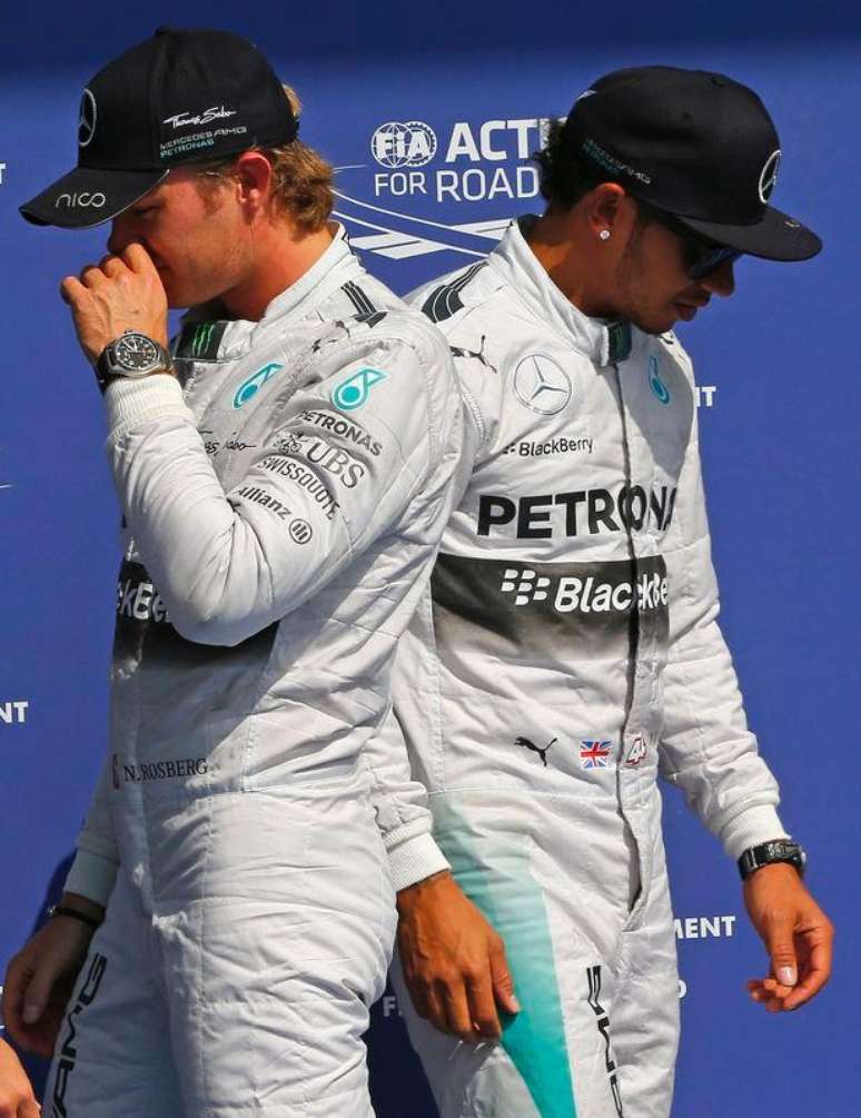 Piloto de F1 da Mercedes  Nico Rosberg (E) e o companheiro de equipe Lewis Hamilton em treino do GP da Bélgica em Spa-Francorchamps. 23/8/2014