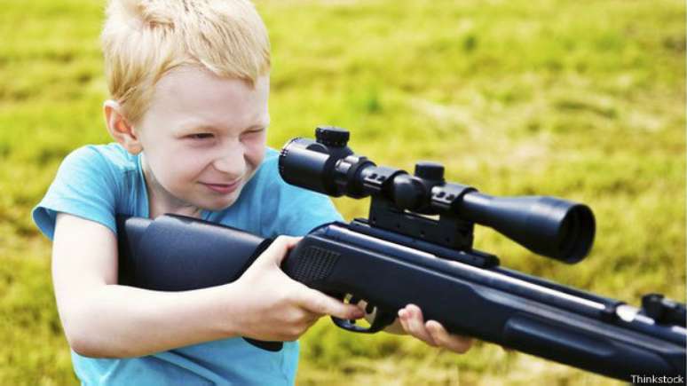 <p>Não há restrições sobre a idade em que uma criança pode aprender a atirar. Isso fica a cargo dos pais</p>