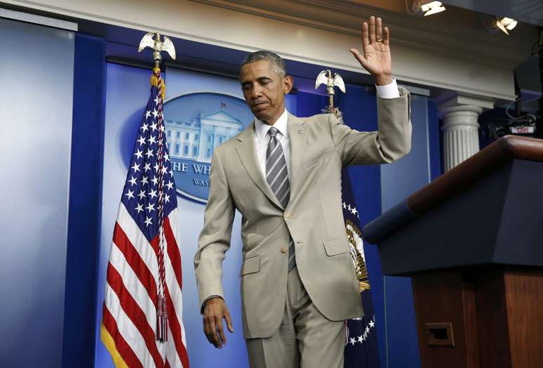 Terno usado por Obama (foto) durante coletiva nesta quinta-feira foi bastante comentado nas redes sociais