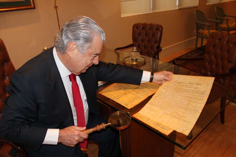 Em sua mesa, Batochio lê réplica da Constituição Americana