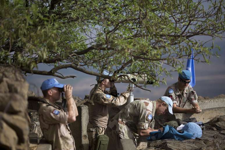 <p>Tropas de observadores da ONU observam a província de Quneitra, Síria, nas Colinas de Golã, em 29 de agosto</p>