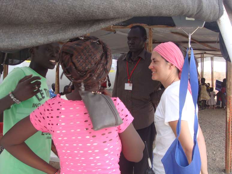 <p>Débora e alguns pacientes no Sudão do Sul, sua última missão realizada entre março e abril de 2014</p>