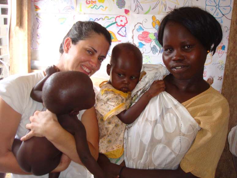 <p>"Quando surgiu o convite pela organização Médico Sem Fronteiras, por incrível que pareça, fiquei muito feliz", diz psicóloga da MSF (na imagem, ela segura criança sudanesa durante guerra</p>