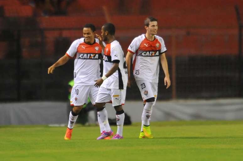 Jogadores do Vitória comemoram gol no triunfo sobre o Sport