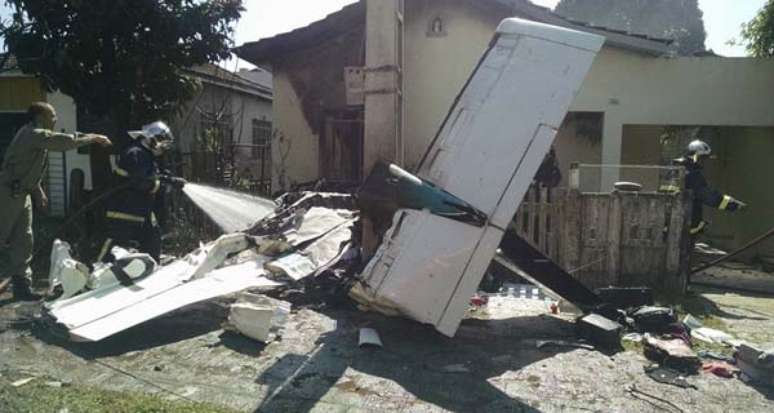 <p>Avião caiu em área residencial de Curitiba</p>