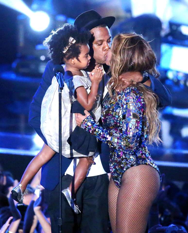 <p>Jay-Z e a filha do casal homenageiam Beyoncé no palco do VMA</p>