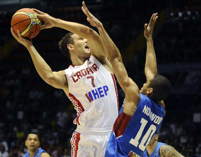 Croata Bogdanovic encara a marcação filipina na estreia do Mundial de Basquete