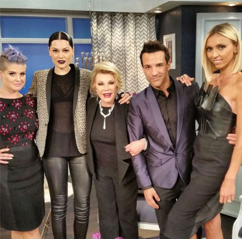 <p>Na &uacute;ltima semana, Joan postou foto ao lado do elenco do programa 'Fashion Police',&nbsp;Kelly Osbourne, Giuliana Rancic e&nbsp;<br />George Kotsiopoulos, al&eacute;m da&nbsp;convidada, a cantora Jessie J</p>
