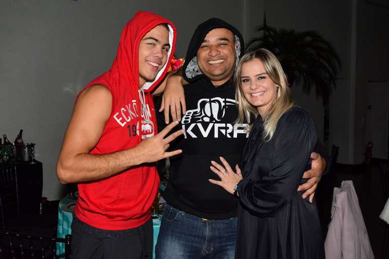 Ronald com a m&atilde;e, Milene Domingues, e o namorado dela, Rubens Lopes