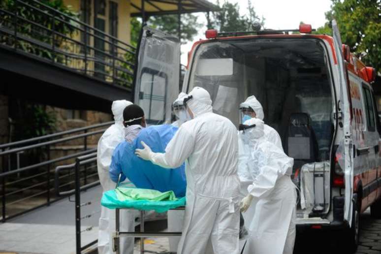 Governo brasileiro realiza uma simulação colocando em prática as medidas adotadas pelo governo em resposta a um eventual caso suspeito de Ebola em turista estrangeiro