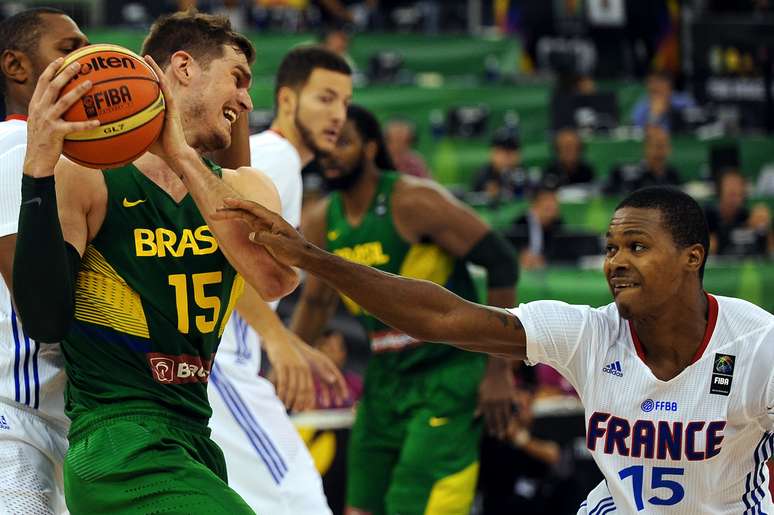 Tiago Splitter foi bem marcado pelos franceses