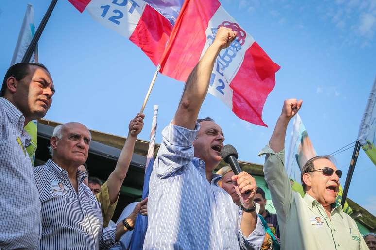 Vieira ao lado de correligionários durante comício