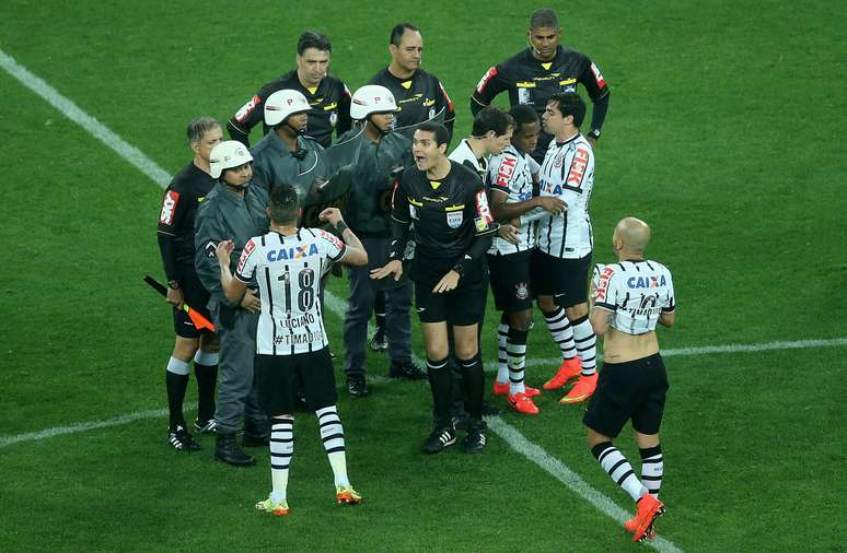 <p>Jogadores do Corinthians cercaram o &aacute;rbitro para reclamar ap&oacute;s o jogo, mas t&eacute;cnico do Fluminense tamb&eacute;m chiou</p>