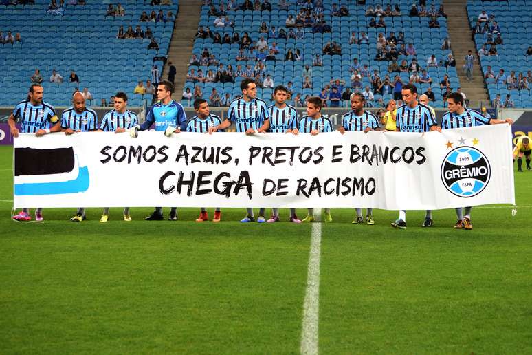 Time do Grêmio também entrou em campo com uma mensagem contra o racismo