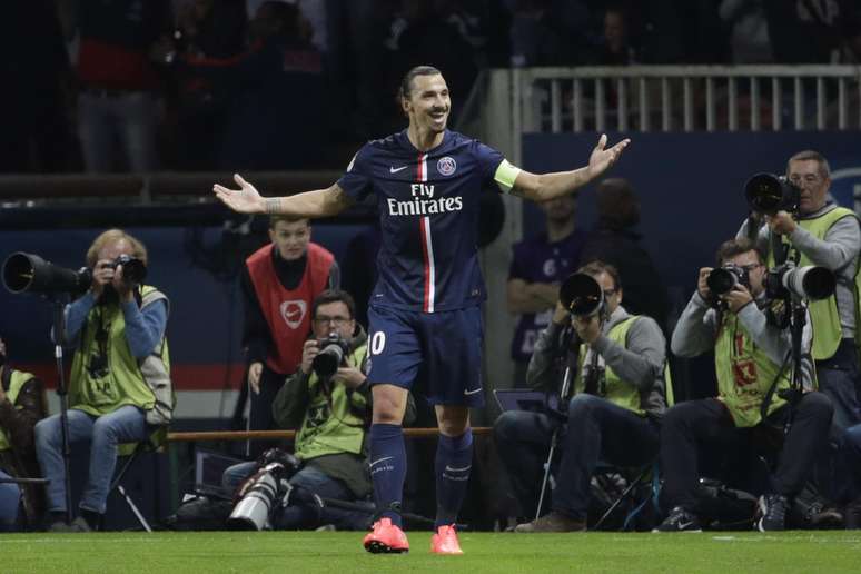 Recuperado de lesão no quadril, Ibrahimovic balançou três vezes a rede do Saint-Étienne