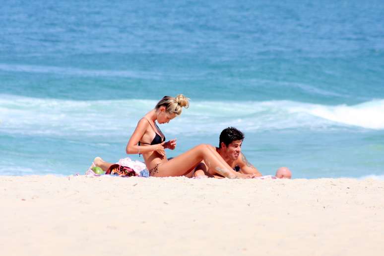 Yasmin Brunet e o marido, Evandro Soldati, curtem praia de Ipanema