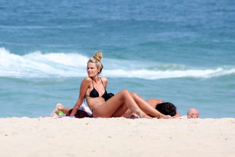 Yasmin Brunet e o marido, Evandro Soldati, curtem praia de Ipanema