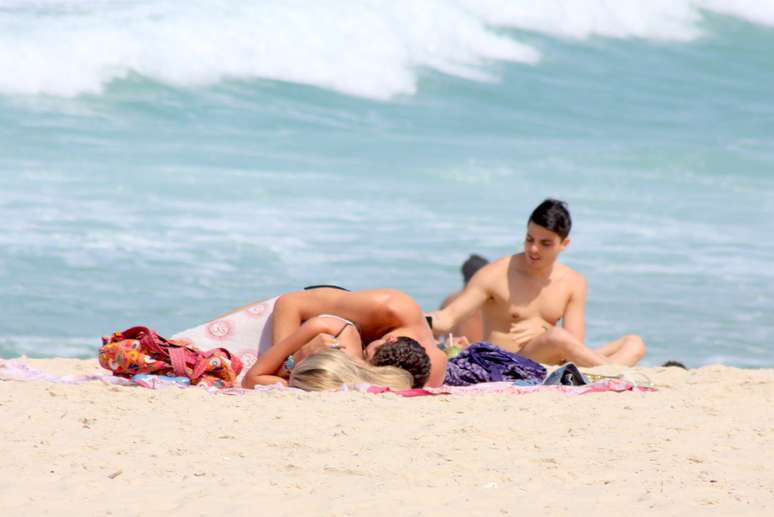 Yasmin Brunet e o marido, Evandro Soldati, curtem praia de Ipanema